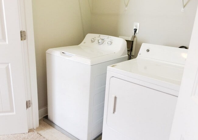 Washer/ Dryer - 7709 Alexander Promenade Place Unit FURNISHED ROOM
