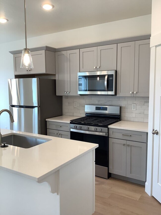 941 Portman Wy