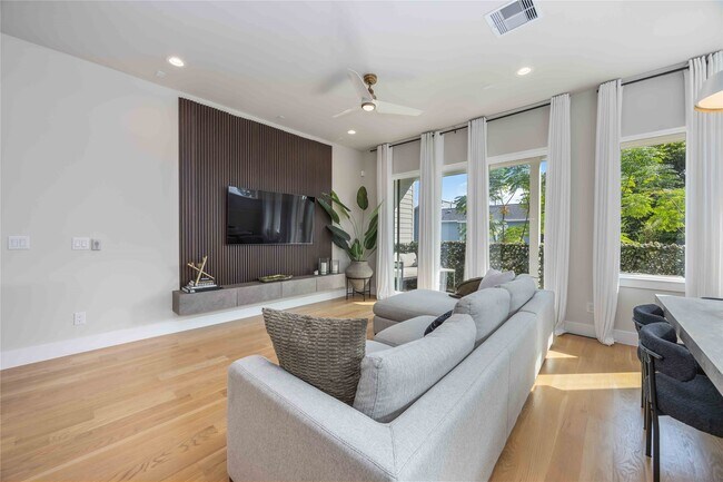 Photo - 5310 Suez St