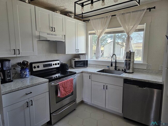 Photo - 2808 Ross St