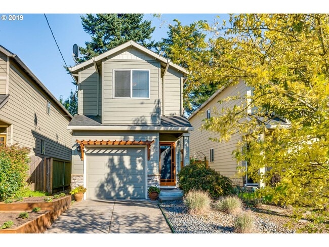 Building Photo - Modern & Move In Ready