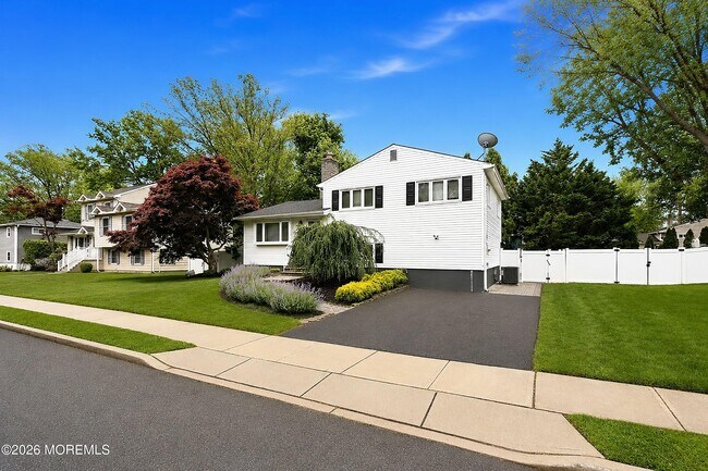 1114 Interlaken Ave