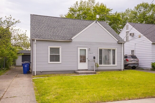 Building Photo - 3 bedroom/1 bath Single House!