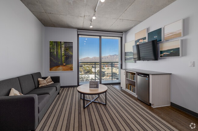 2BR, 2BA - 806SF - Living Room