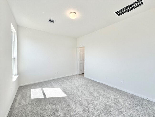 Photo - 562 Broken Boulder St