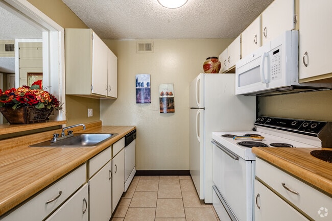1BR, 1BA - 650SF - Kitchen