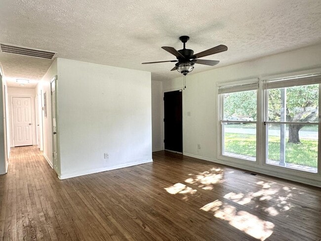 Photo - 627 Burgoyne Dr