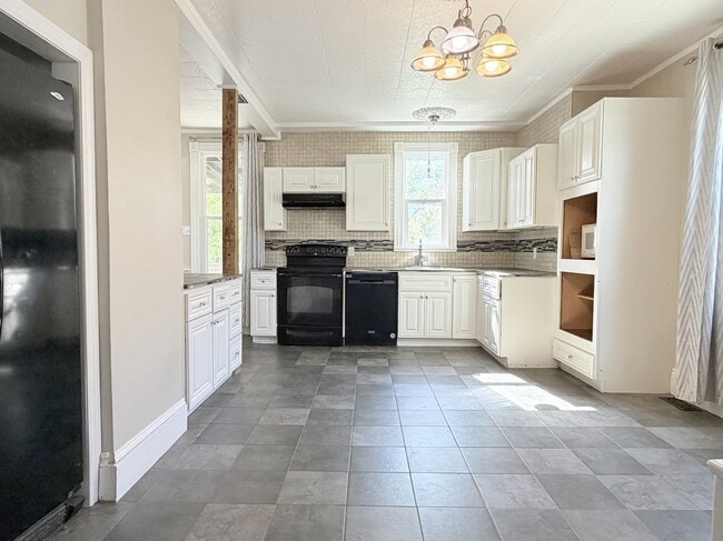 Photo - 171 Mitton St S
