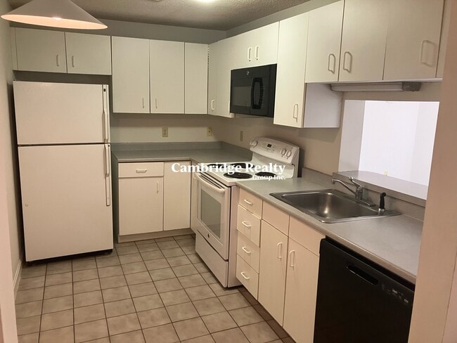 Building Photo - 185 Beacon St Unit B103