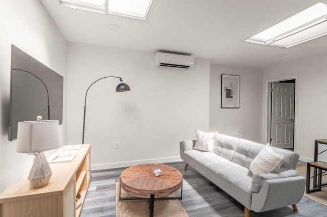 Building Photo - 218 E 104th St