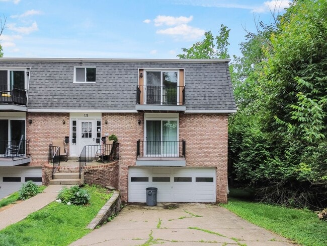 Building Photo - Ready for mid-May, don't miss this SPACIOUS 2-bedroom in the heart of Crafton! Unit Apartment D