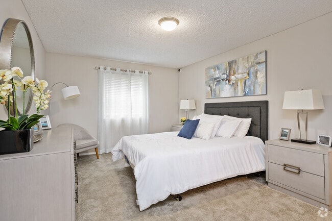 2BR, 2BA - 1000SF - Primary Bedroom