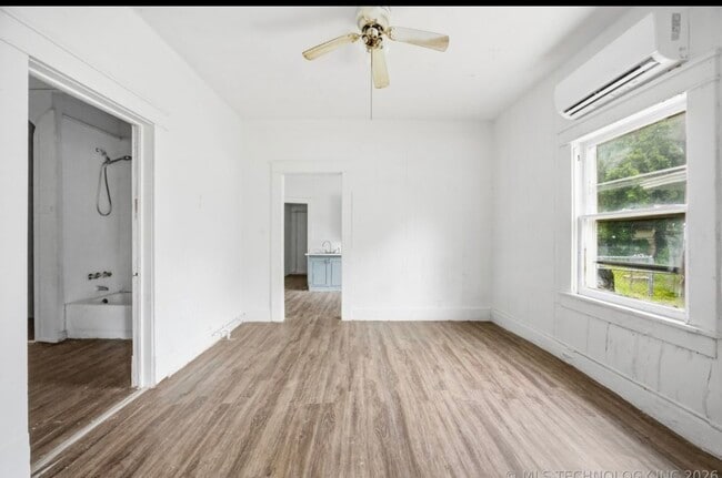 Photo - 908 N Collins Ave