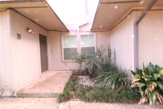 Building Photo - 703 Castle Ridge Rd Unit B