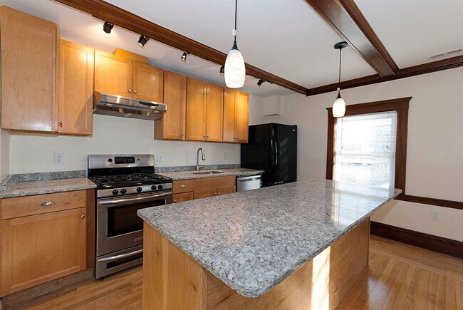 Building Photo - Nicely renovated, pet friendly 3 bed 3.5 bath unit for September!
