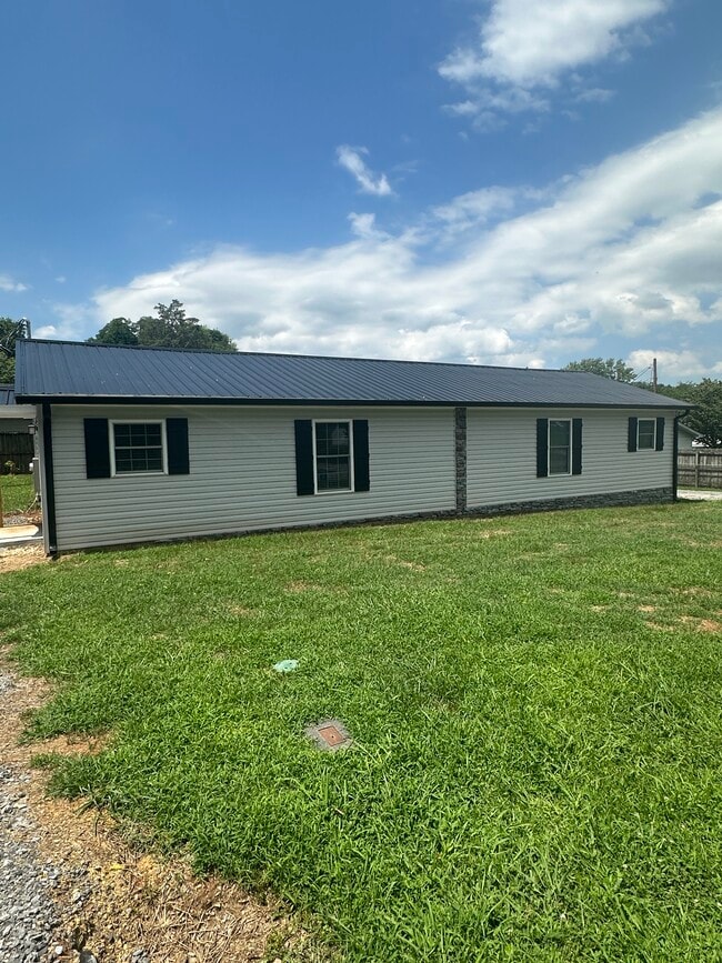 Building Photo - 717 Martin St