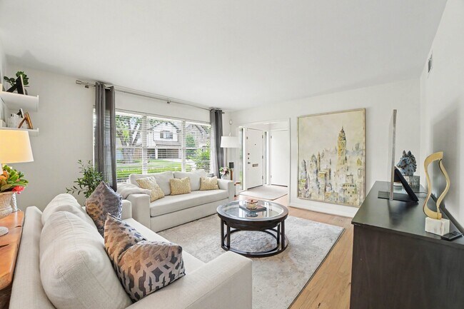 6267 Chevy Chase Dr