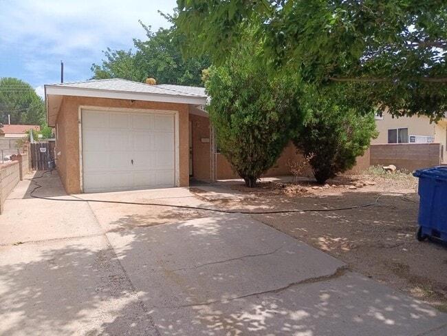 Building Photo - 1414 Erbbe St NE