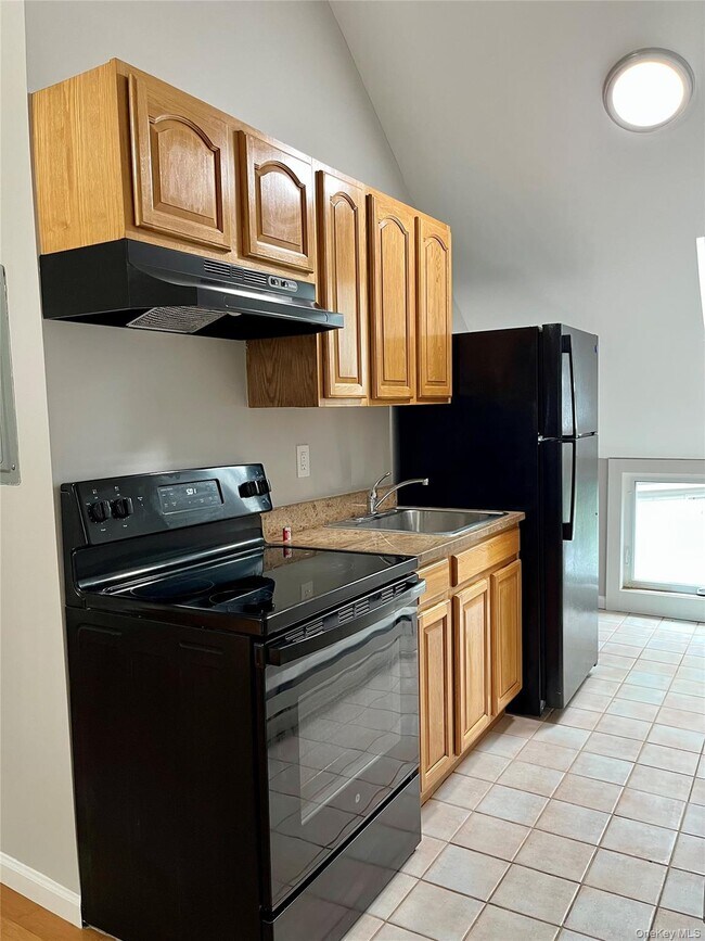 56 Tilden Ln Unit 2nd Floor Front