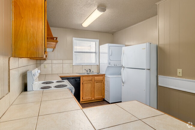 2BR, 1BA - 850SF - Kitchen - Sycamore Apartments