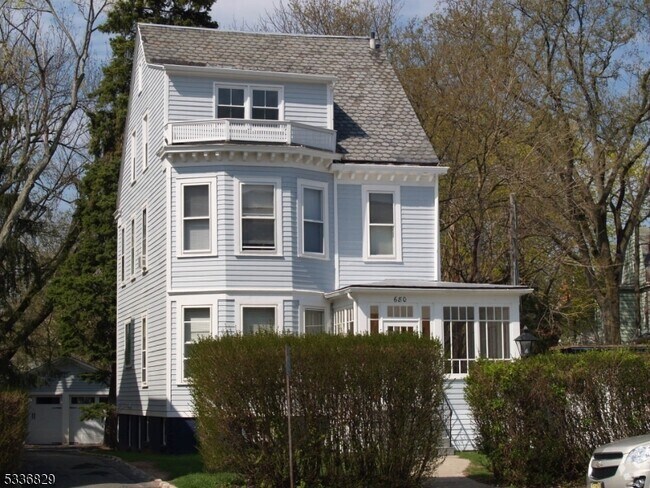 Building Photo - 680 Bloomfield Ave Unit 2nd floor Rental