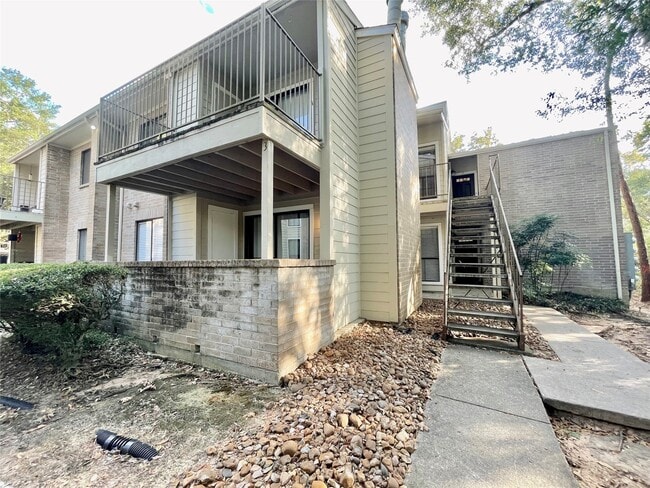 Building Photo - 3500 Tangle Brush Dr Unit 3