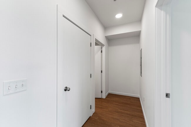 1BR, 1BA - 774SF - Hallway
