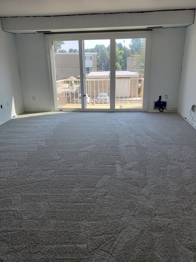 Amplia sala de estar con balcón. - 3133 University Blvd W Unidad 8