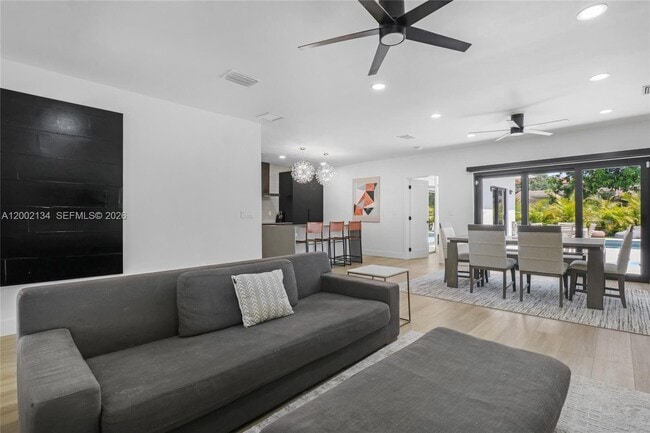 Photo - 811 NE 17th Ct