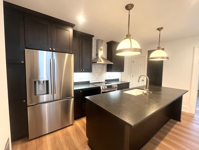 Photo - 670 Mohawk St