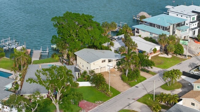 Building Photo - Waterfront 3 Bedroom in Yacht Club Estates