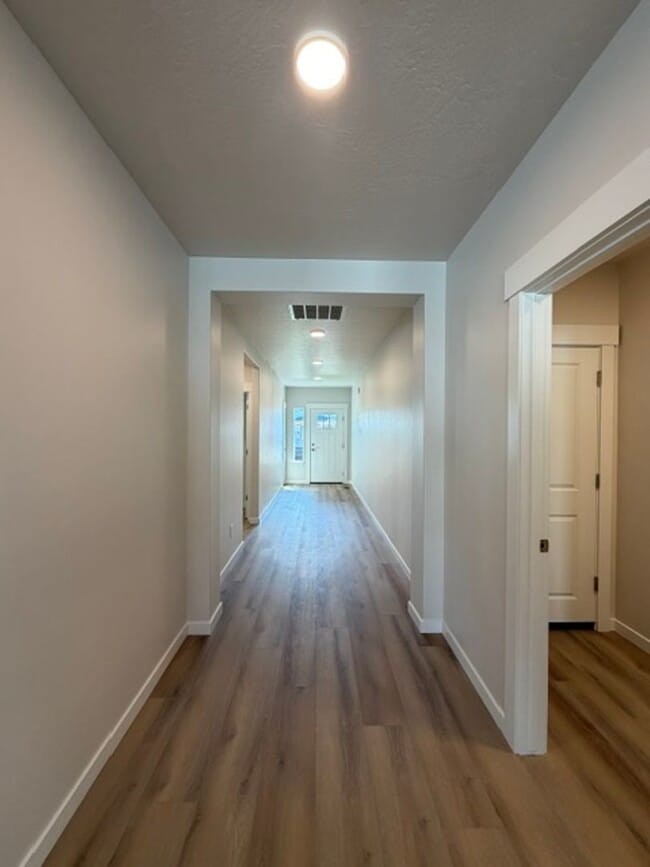 Photo - 421 Needlegrass Ln