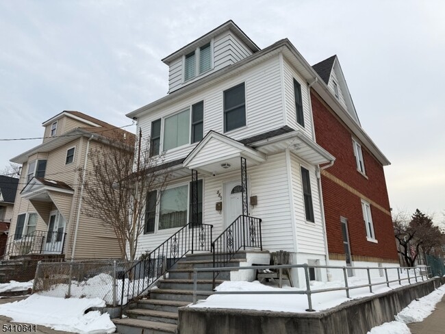 Building Photo - 557 Gregory Ave