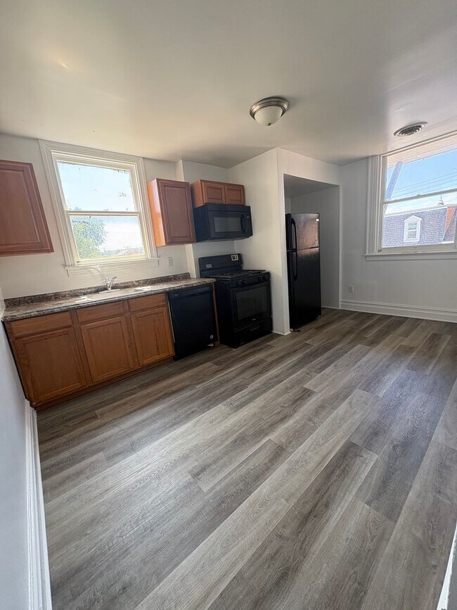 Photo - 152 W King St
