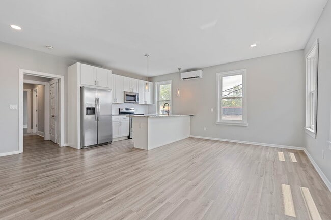 Building Photo - 10 E Main St Unit Apt B