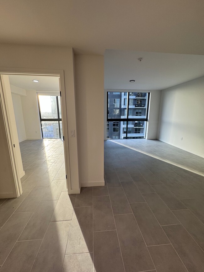 Building Photo - 402 NE 34th St Unit A1 Rental