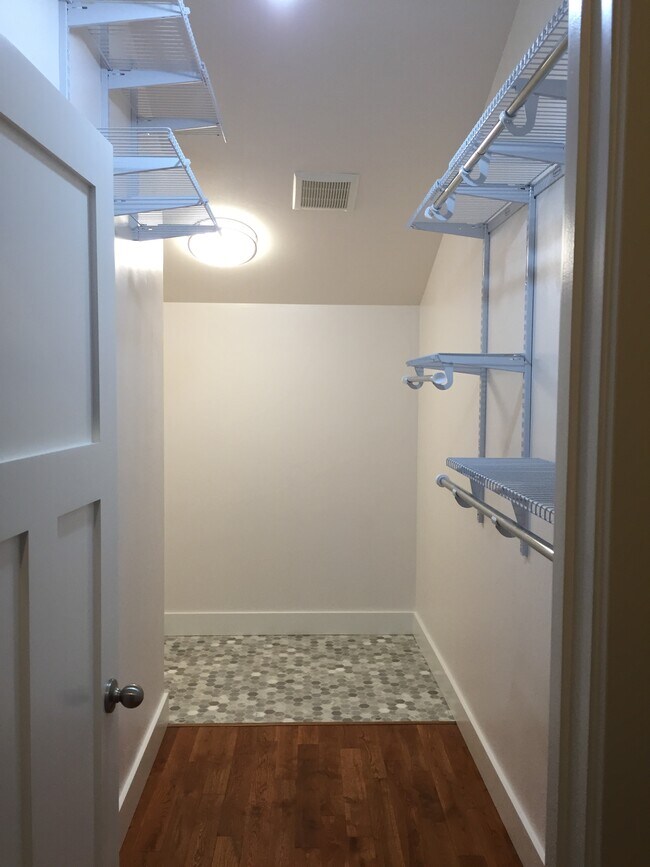 Closet with washer/dryer - 303 N Walnut St Unit 1