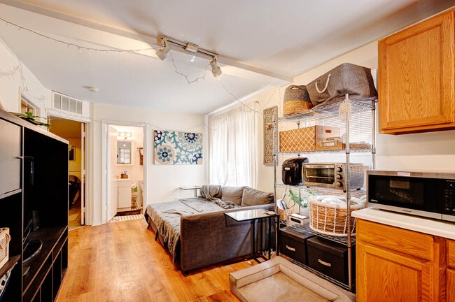 Building Photo - 1627 N Winchester Ave Unit 1R