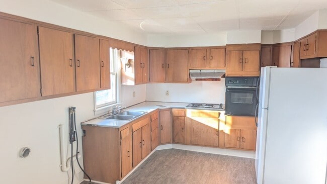 Building Photo - Spacious 3 BR on quiet Columbia street! Unit Apt 2