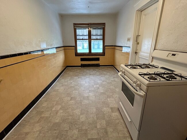 Kitchen p4 - 193 Zerby Ave Unit 2L