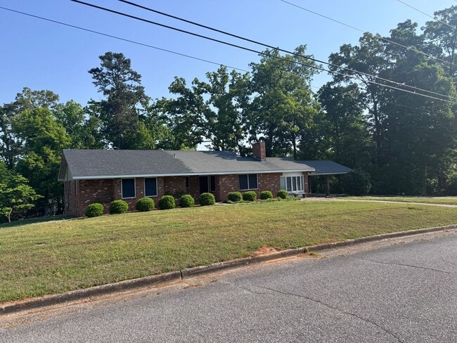 Building Photo - 302 11th St NE