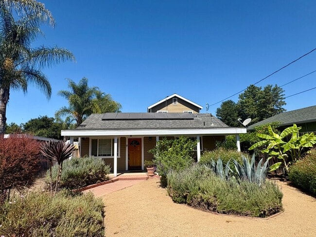 Building Photo - Single Family Home in Oak View!