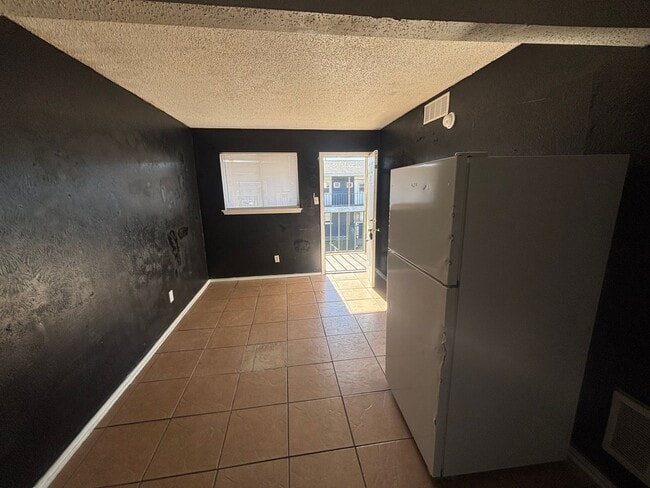 Building Photo - Studio apt available now only $595 monthly!! Unit 213 A