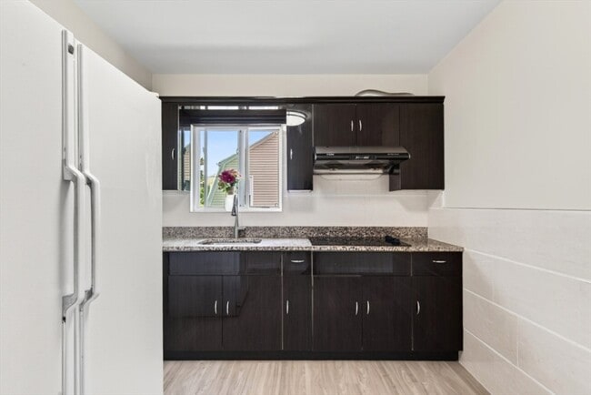 Building Photo - 10-12 Bedford St Unit 12
