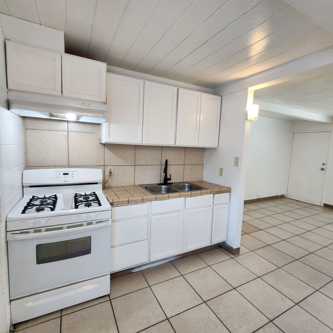 Building Photo - 937 S Thorne Ave Rental