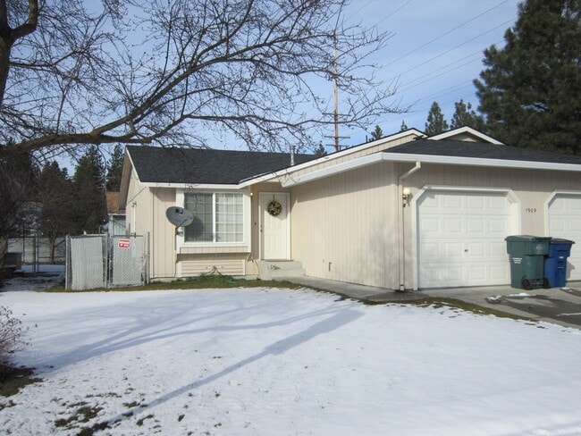 Building Photo - 1909 E Park Ln Unit A