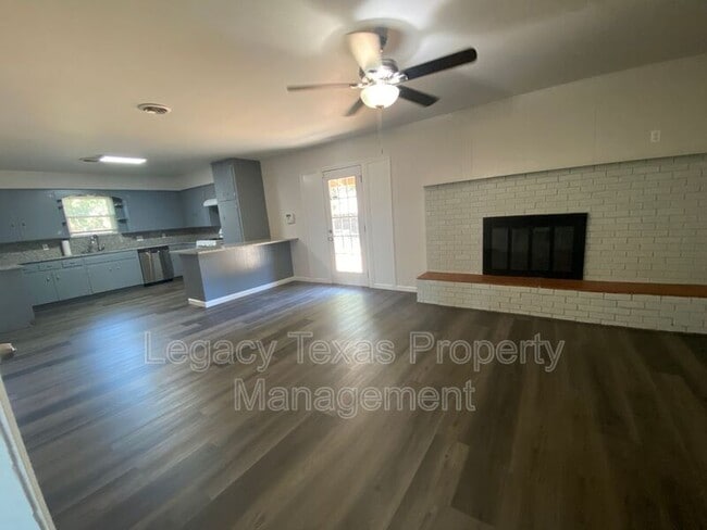 Photo - 211 S Nolan River Rd