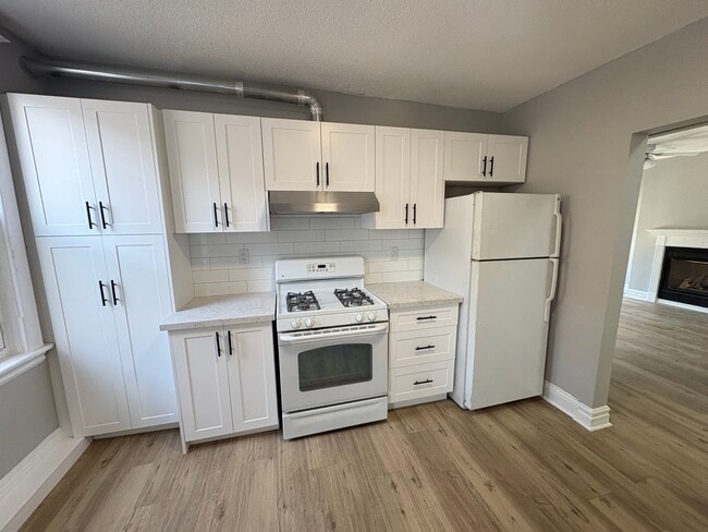 Building Photo - Renovated 2 Bedroom on Locke St South Unit 5