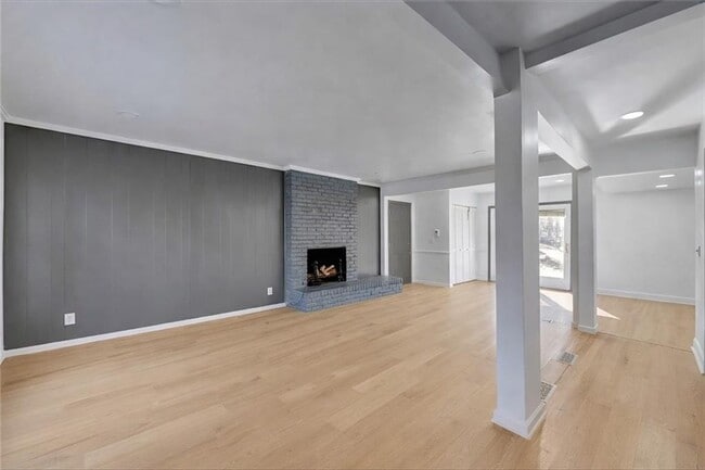 Photo - 525 Abernathy Rd NE