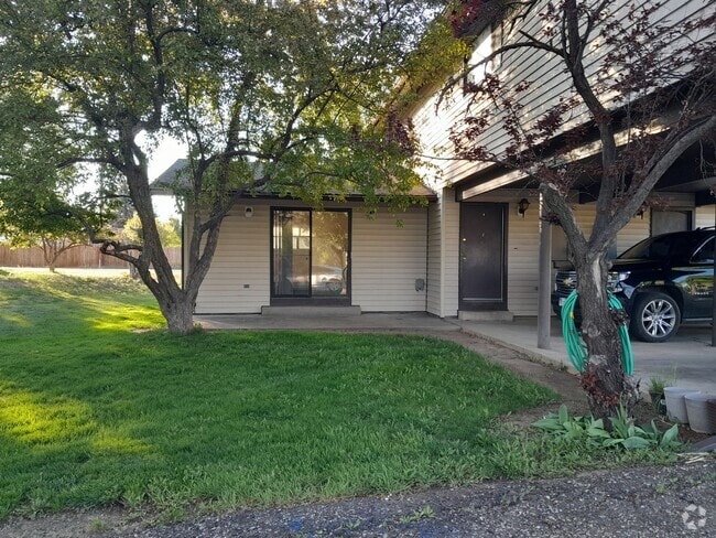 Building Photo - 867 Birch Ave Unit 1 Rental